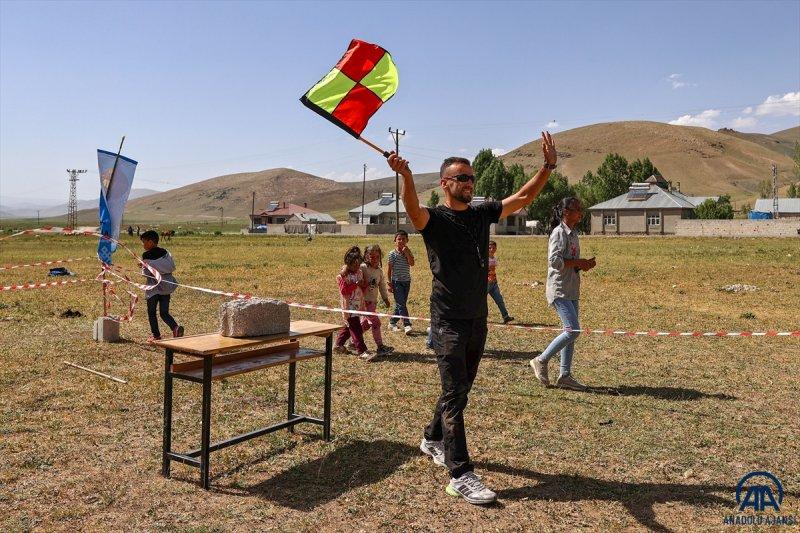 Van'da öğrenciler mezuniyet kutlamasını Survivor parkurunda yarışarak yaptı