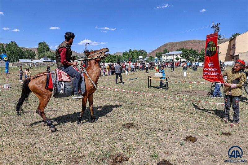 Van'da öğrenciler mezuniyet kutlamasını Survivor parkurunda yarışarak yaptı