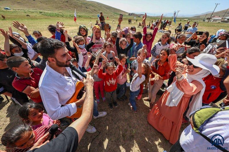 Van'da öğrenciler mezuniyet kutlamasını Survivor parkurunda yarışarak yaptı