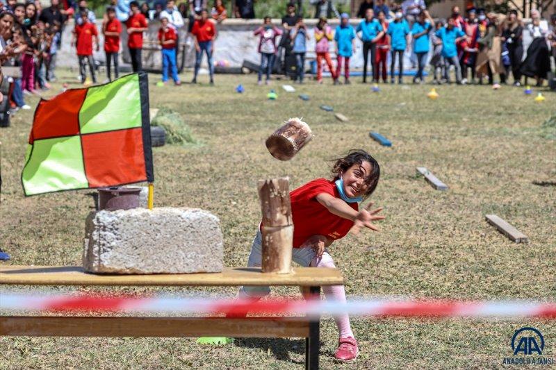 Van'da öğrenciler mezuniyet kutlamasını Survivor parkurunda yarışarak yaptı