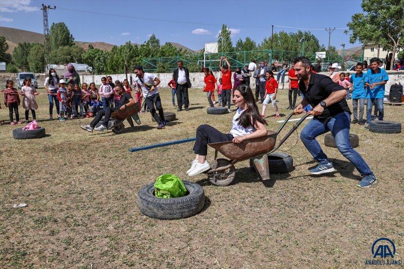 Van'da öğrenciler mezuniyet kutlamasını Survivor parkurunda yarışarak yaptı