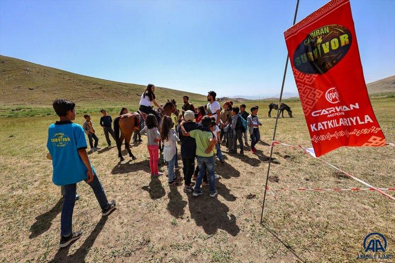 Van'da öğrenciler mezuniyet kutlamasını Survivor parkurunda yarışarak yaptı