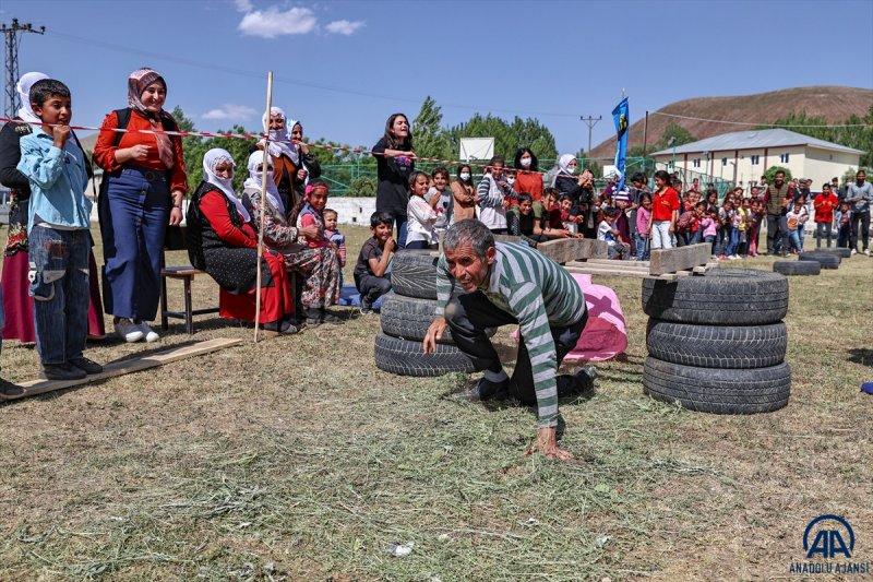 Van'da öğrenciler mezuniyet kutlamasını Survivor parkurunda yarışarak yaptı