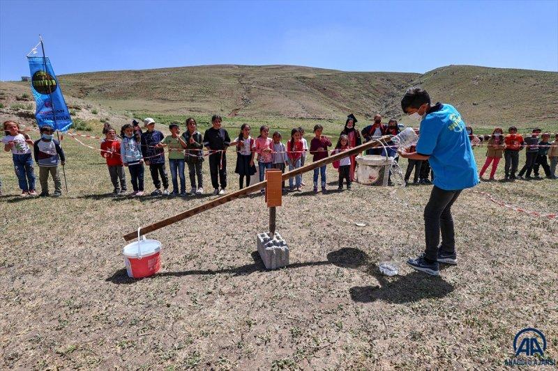 Van'da öğrenciler mezuniyet kutlamasını Survivor parkurunda yarışarak yaptı