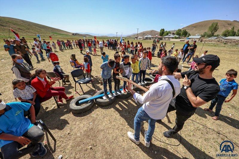 Van'da öğrenciler mezuniyet kutlamasını Survivor parkurunda yarışarak yaptı