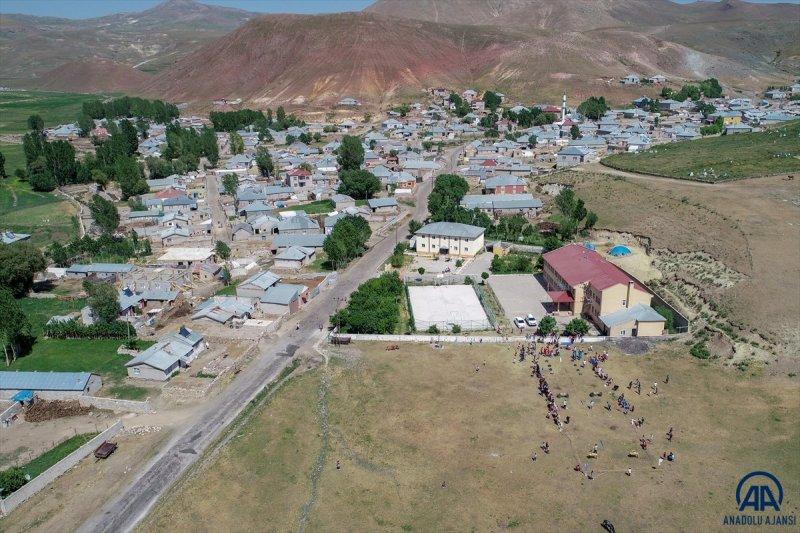 Van'da öğrenciler mezuniyet kutlamasını Survivor parkurunda yarışarak yaptı