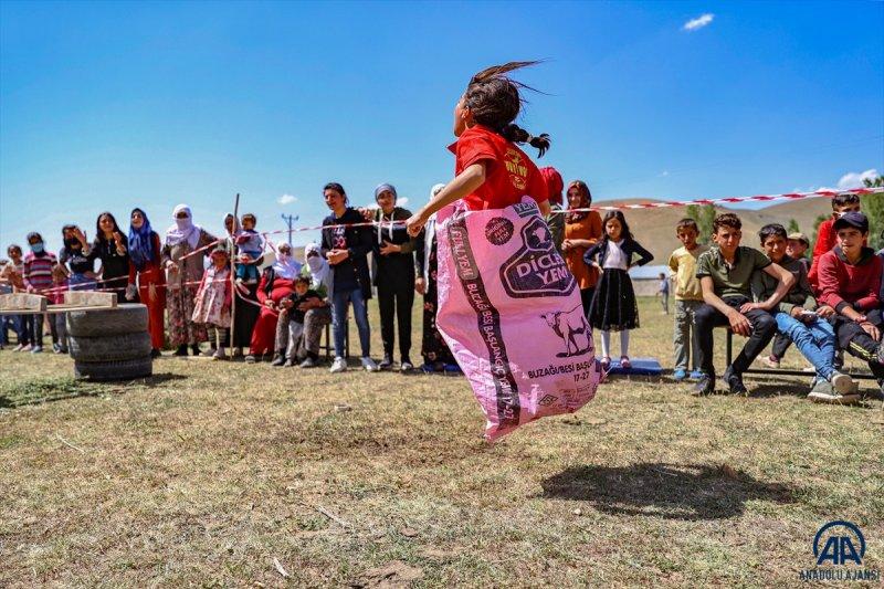 Van'da öğrenciler mezuniyet kutlamasını Survivor parkurunda yarışarak yaptı