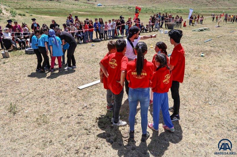 Van'da öğrenciler mezuniyet kutlamasını Survivor parkurunda yarışarak yaptı