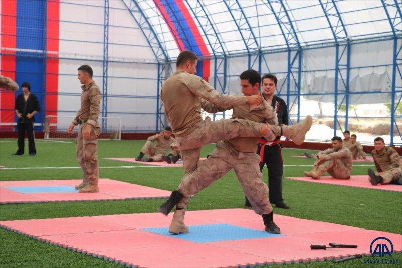 Seçkin komandoların zorlu eğitimi