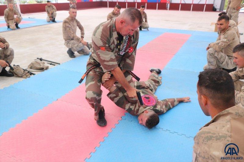 Seçkin komandoların zorlu eğitimi