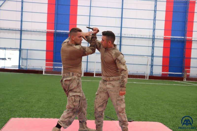 Seçkin komandoların zorlu eğitimi