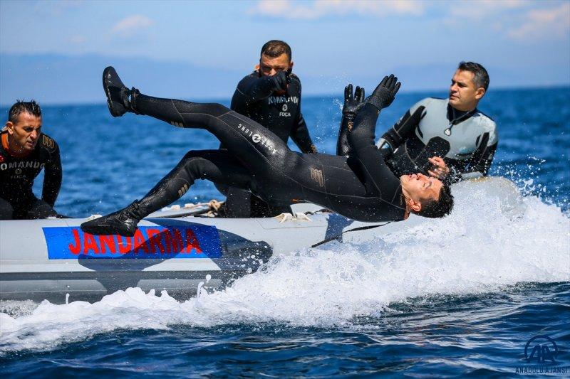 Seçkin komandoların zorlu eğitimi