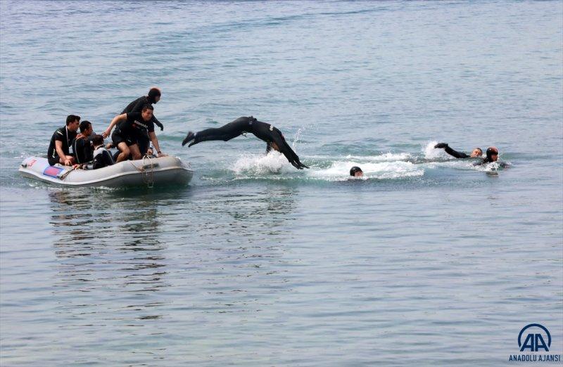 Seçkin komandoların zorlu eğitimi