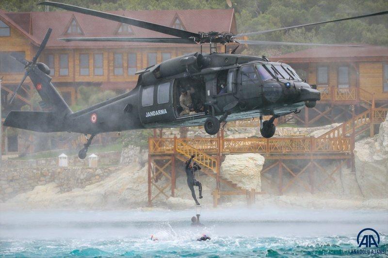 Seçkin komandoların zorlu eğitimi