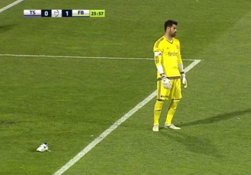 Volkan Demirel'e fırlatılan maddeler