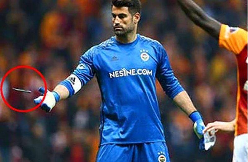 Volkan Demirel'e fırlatılan maddeler