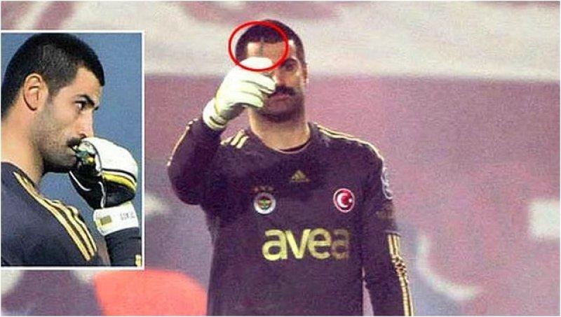 Volkan Demirel'e fırlatılan maddeler