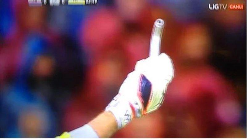 Volkan Demirel'e fırlatılan maddeler