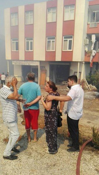 Manavgat'taki yangın, yerleşim yerlerine sıçradı