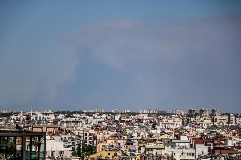 Manavgat'taki yangın, yerleşim yerlerine sıçradı