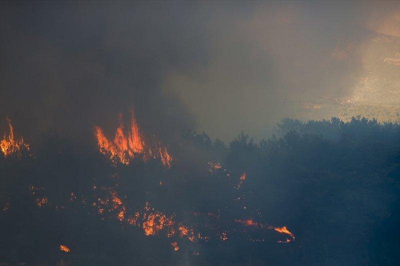 Manavgat'taki yangın, yerleşim yerlerine sıçradı