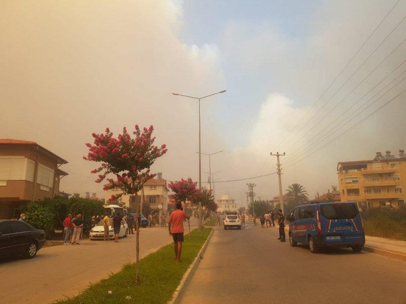 Manavgat'taki yangın, yerleşim yerlerine sıçradı