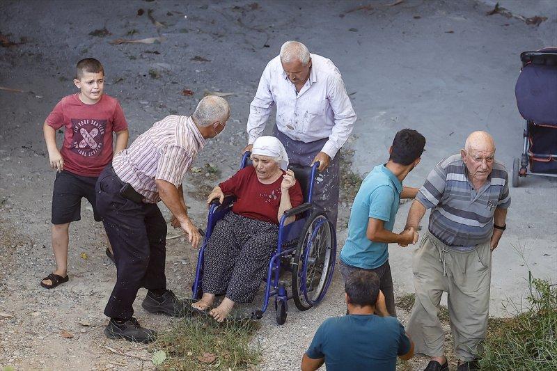 Manavgat'taki yangın, yerleşim yerlerine sıçradı