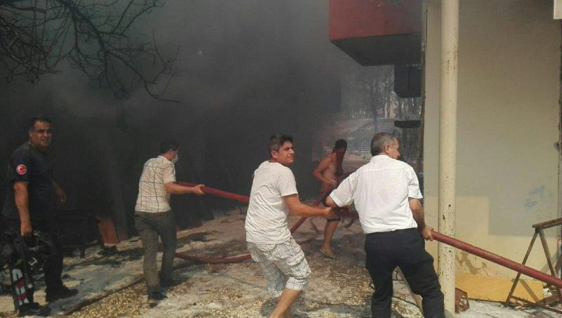 Manavgat'taki yangın, yerleşim yerlerine sıçradı