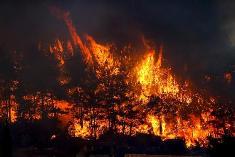 Manavgat'taki yangın, yerleşim yerlerine sıçradı