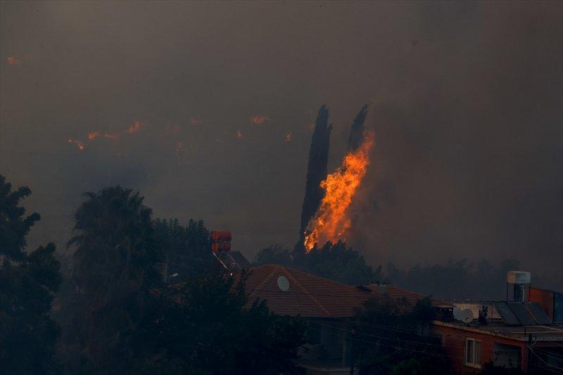 Manavgat'taki yangın, yerleşim yerlerine sıçradı