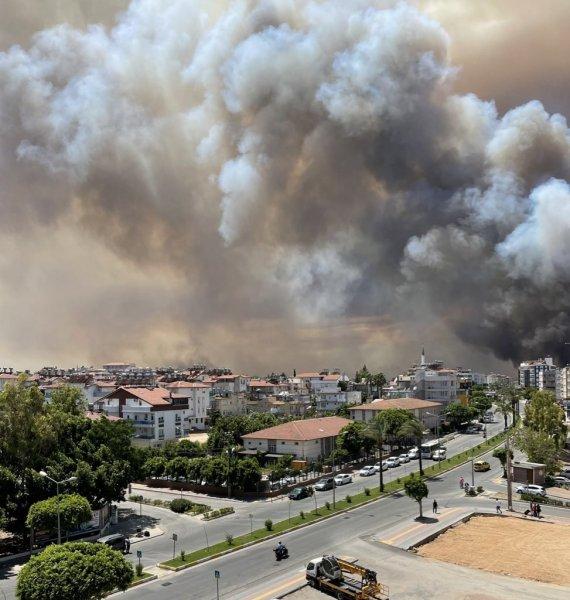 Manavgat'taki yangın, yerleşim yerlerine sıçradı