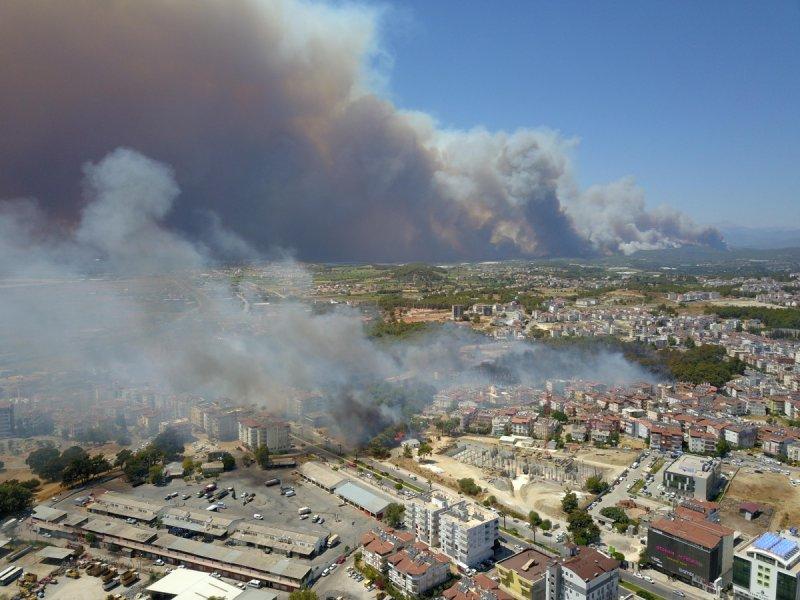 Manavgat'taki yangın, yerleşim yerlerine sıçradı