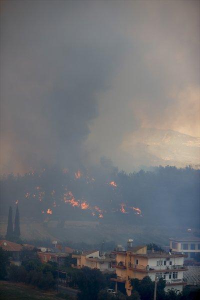Manavgat'taki yangın, yerleşim yerlerine sıçradı