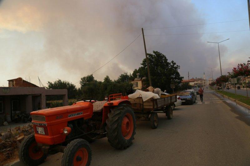 Manavgat'taki yangın, yerleşim yerlerine sıçradı