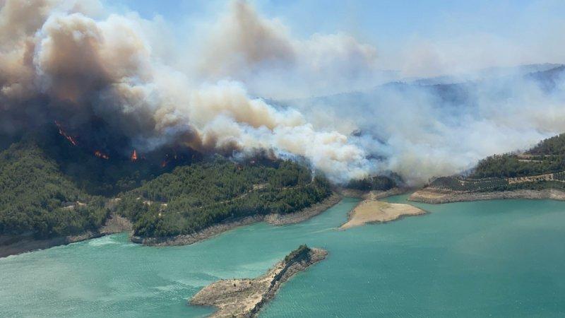 Manavgat'taki yangın, yerleşim yerlerine sıçradı