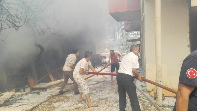 Manavgat'taki yangın, yerleşim yerlerine sıçradı