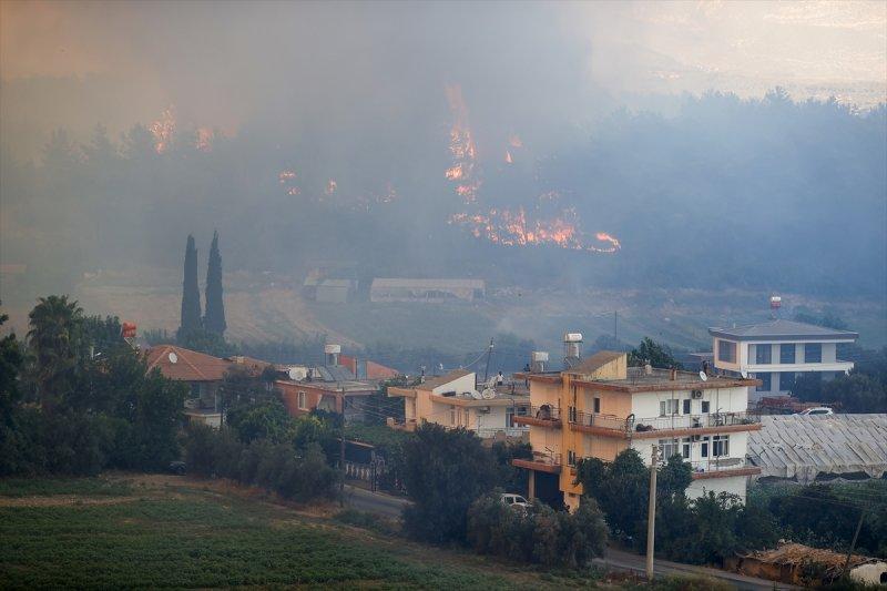 Manavgat'taki yangın, yerleşim yerlerine sıçradı