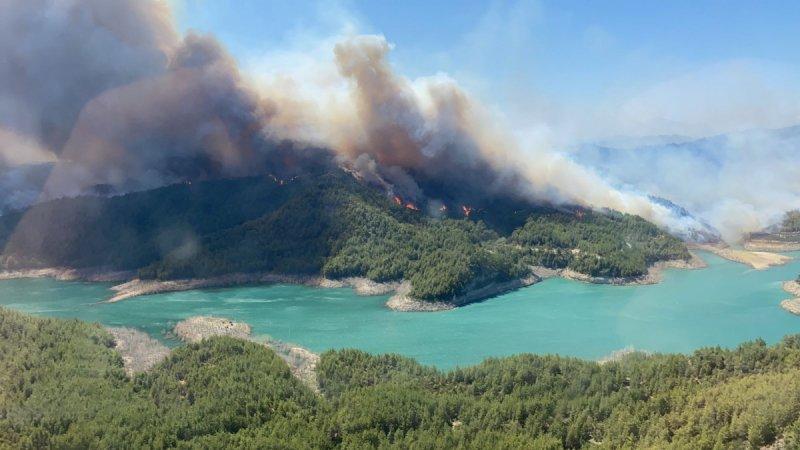 Manavgat'taki yangın, yerleşim yerlerine sıçradı