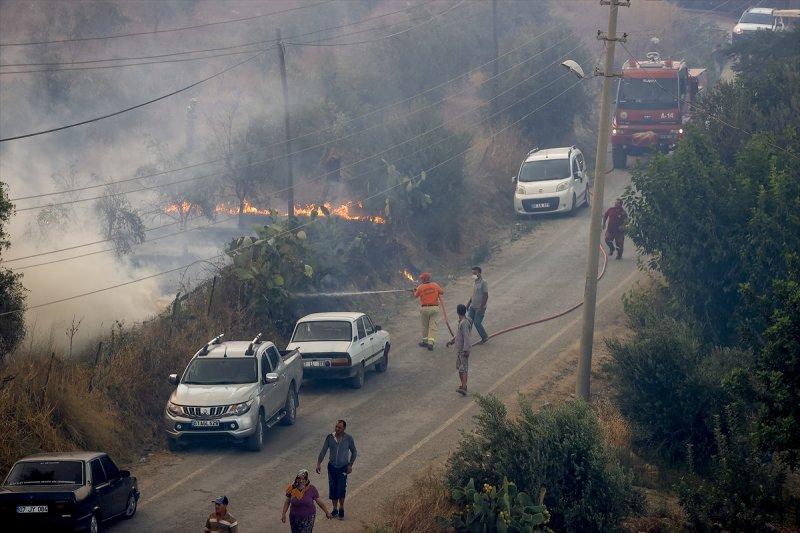 Manavgat'taki yangın, yerleşim yerlerine sıçradı