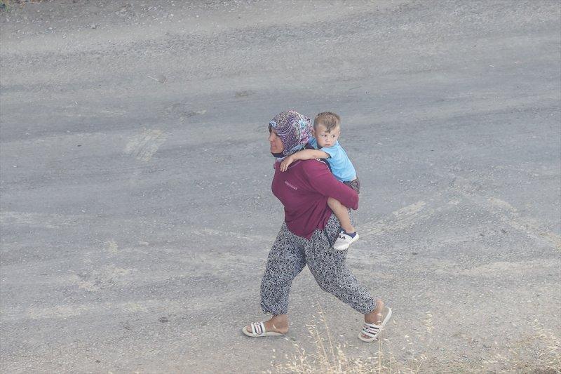 Manavgat'taki yangın, yerleşim yerlerine sıçradı