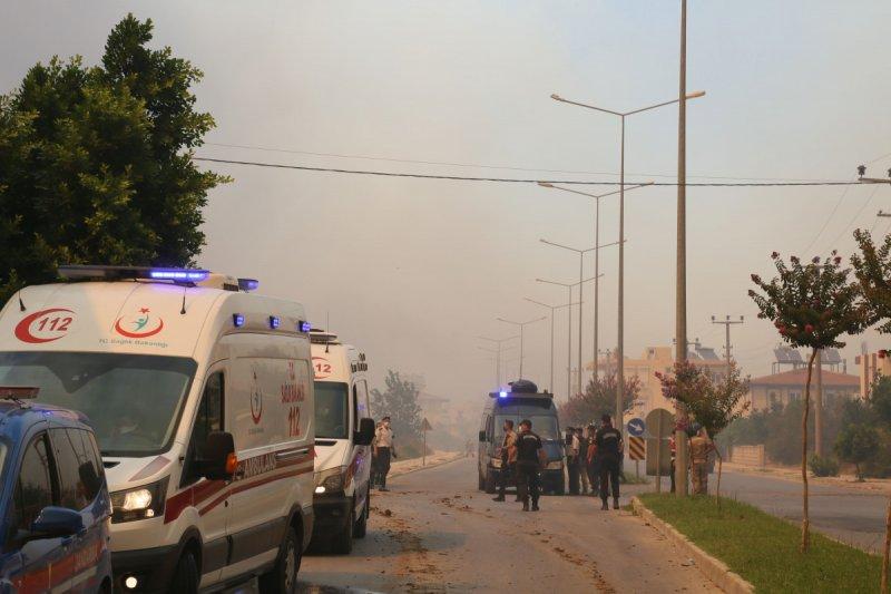 Manavgat'taki yangın, yerleşim yerlerine sıçradı