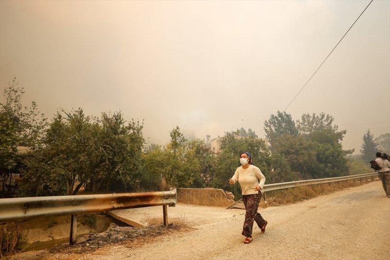 Manavgat'taki yangın, yerleşim yerlerine sıçradı