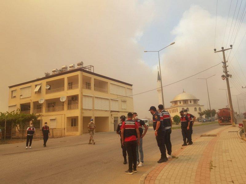Manavgat'taki yangın, yerleşim yerlerine sıçradı