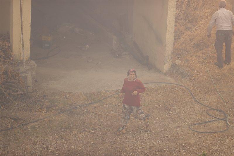 Manavgat'taki yangın, yerleşim yerlerine sıçradı