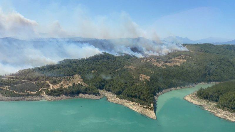 Manavgat'taki yangın, yerleşim yerlerine sıçradı