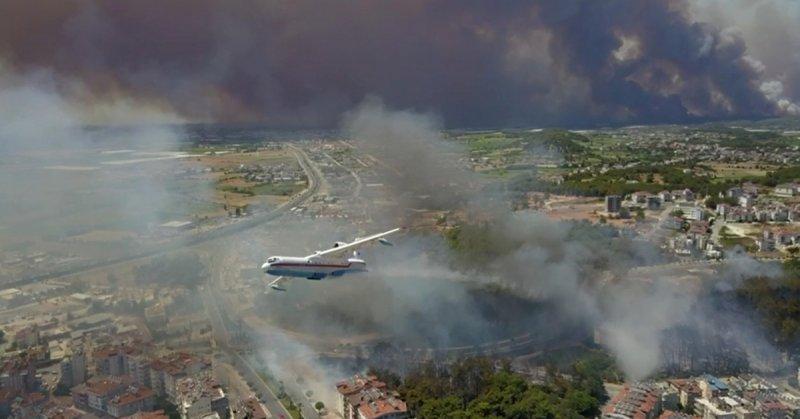 Manavgat'taki yangın, yerleşim yerlerine sıçradı