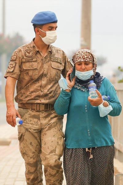 Manavgat'taki yangın, yerleşim yerlerine sıçradı