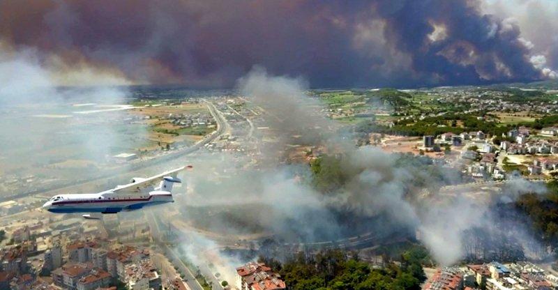 Manavgat'taki yangın, yerleşim yerlerine sıçradı