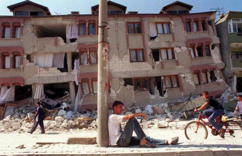 Gölcük Depremi'nin 22'nci yıl dönümü 