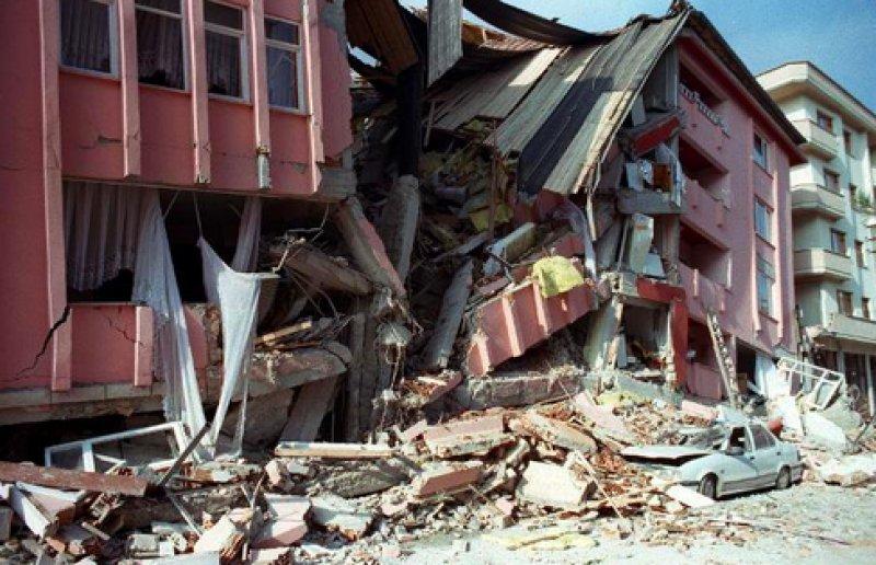 Gölcük Depremi'nin 22'nci yıl dönümü 